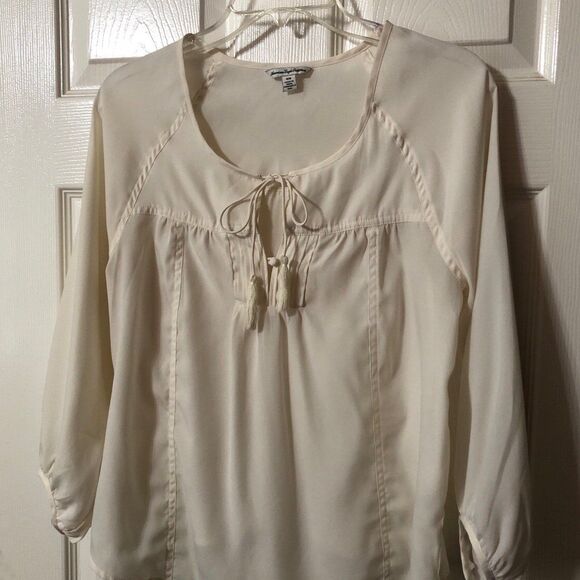 American Eagle Blouse Size Medium Cream Three Quarter Sleeves Split Back Design - Picture 4 of 11